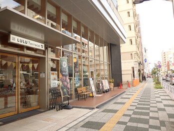 エマ(EMMA)/信号を渡り右へ直進