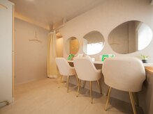ラ ピラティス 四日市店(La pilates)の雰囲気（お出かけの前後に通っていただけるように鏡台もあります☆）