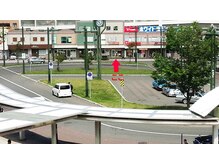 手稲駅・バス停すぐで、店舗前駐車場あり（手稲駅北口から撮影）