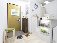 わらび鍼灸院/下駄箱のイスをご使用ください