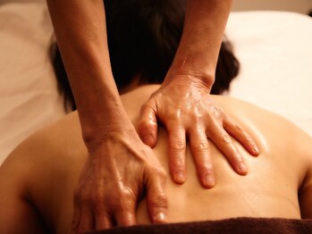 サンポ 神戸元町店(SANPO)/オイルリンパマッサージ施術風景