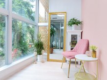 メールアンテリュール 神楽坂店/清潔感のある明るい待合ルーム