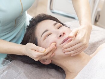リベラ(Libera)の写真/お顔~デコルテ・首~頭皮までの歪みを整え、バランスの取れた小顔へ♪お顔のむくみ・たるみ改善におすすめ◎