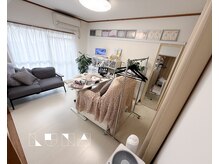 ルナネイル(Luna Nail)の雰囲気（白・ベージュ・グレーを基調にした落ち着くプライベート空間。）