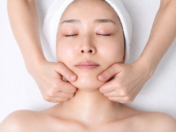 テッコ(TeCCO)の写真/【50代からの透明感ケア】品のある上質な肌｜
フランス発スパブランドSOTHYSで、大人の肌に明るさと艶を。