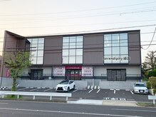 店舗は向かって右側の入口より入っていただき２階になります