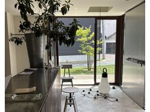 マルジ(marugi)の雰囲気（気持ちもいい季節には窓を開けて。心地よい風が入ります）