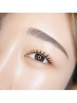 チル(Chill)の写真/眉毛で朝から悩まない♪当店人気メニュー【パリジェンヌ+美眉スタイリング/wax1回+メイク込 初回¥9900】