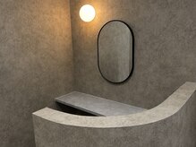 ヒュームアイ(hum'i)の雰囲気（ブラウンをベースとした落ち着いた雰囲気の店内.。）