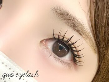 クプ アイラッシュプラス(qup)の写真/フラットラッシュ120本＋美容液コーティング★束感仕上げでトレンド感のある目元に[新宿/まつ毛/束感/韓国]