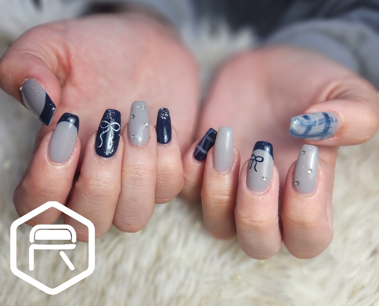 2026年冬トレンド】ネイビー ハンド ロングのネイルデザイン集｜人気順