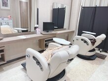 パーティションで、半個室にもできゆったりとしたソファーベッド