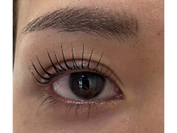 ティーダ(TEADA)の写真/骨格と左右差を見極めるオーダーメイド施術。大人女性の目元に寄り添い、理想を超える似合わせを叶えます。