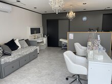 サロンドルブラン(Salon de LEBLANC)の雰囲気（白を基調とした落ち着いた店内）