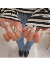 フォーユー(4U)/チェーン囲み宝石ネイル