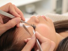 1本1本丁寧に装着していきます。