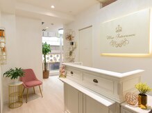 メールアンテリュール 神楽坂店/受付は白を基調としています