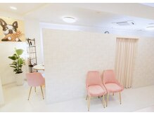 サロンドベル(Salon de BELLE)の雰囲気（《個室で安心感のある雰囲気》白を基調とした落ち着きあるサロン）