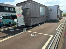 整体リード/駐車場こちらです