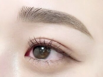 グロウアップ ビューティ 丸の内店(Glow-up Beauty)の写真/黄金比で整える大人気の眉毛スタイリング。余分な毛をWAXでオフし、誰でも自然に垢抜ける美眉へ。