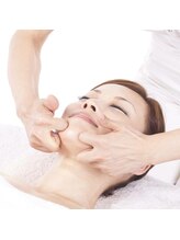 マリアージュ/美容家菅貞子伝授韓国小顔コルギ