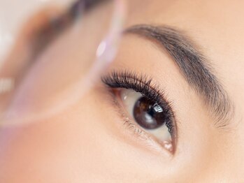 ワンステップアイラッシュ 富士店(one step eyelash)の写真/キープ力にもご満足いただけるサロン◎持ちがよくなる美容液の施術あり◎ご興味がある方はご相談ください！