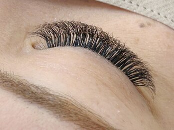 ラスター(LUSTER)の写真/【LEDフラットラッシュ120本¥6500】自まつ毛を大切にしながら、一本一本丁寧に装着♪LEDマツエクで印象UP◎