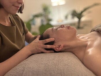 サロンドカラン(Salon de Calin)の写真/【肩首こりのつらい方】強めの圧で凝り固まったお身体をほぐします！ヘッドマッサージで質の良い睡眠へ◎
