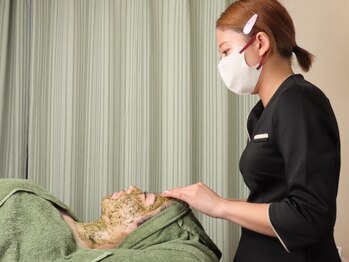 リーフィア(Leafia)の写真/REVIハーブピーリングで内側からハリと潤いを実感◎小じわ・乾燥ジワを改善し、輝く艶肌に導きます！