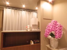 ベージュを基調とした店内で落ち着いて施術を受けていただけます