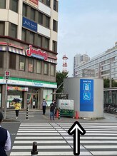 ルブレ 千葉(RUBURE)/フクロウ交番前の横断歩道を渡る