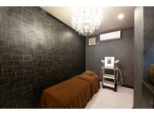 ビオラス 太田店/黒の落ち着いた部屋