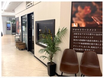 ボディッシュ 枚方モール店(Bodysh)/4階の猫カフェの前にあります。