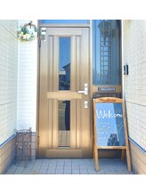 パフューム(perfume)/リースとウェルカムボードが目印