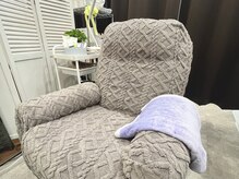 ふかふかのリクライニングチェアで施術を受けられます♪