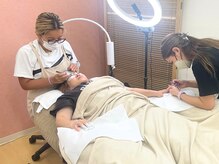 まつげ、眉毛、ネイルは同時施術が可能。よもぎ蒸しは個室です。