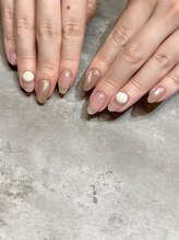 エム(em)/ベージュピンクネイル