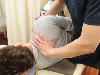 やさしい整骨院/施術(肩甲骨周り)