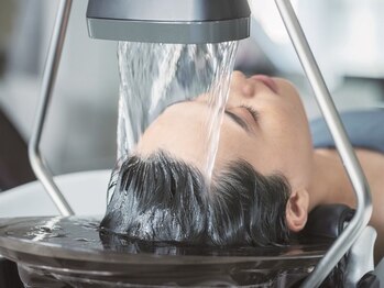 アンビューティ(UN Beauty)の写真/【とろける極上頭浸浴】頭皮の硬さやむくみは脳が疲れ切っている?!新感覚「頭浸浴」で抜け毛,眼精疲労も◎