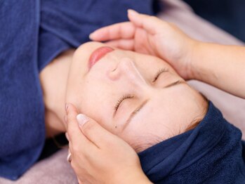 小川接骨院の写真/【アロマ香る癒しのフェイシャル】お顔の筋肉を丁寧に緩め、たるみ・むくみケア♪フェイスラインスッキリ!