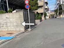 ティントアイラッシュ 東久留米店(tinto eyelash)/【道案内】左にベージュ色の建物