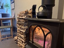 カイロハウスホンダの雰囲気（まずは薪ストーブがお出迎え、炎の揺らぎにも癒されます。）