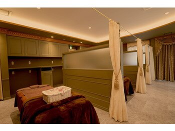 クリニカルエステ花蔵 熊谷駅前店/ベッド