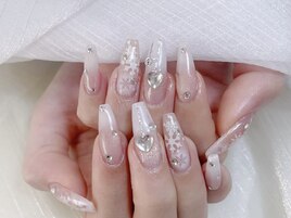 冬に輝く華やか雪の結晶ネイル