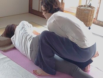 まるまる舎/床でゴロゴロ