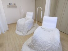 eyelash salon En.の雰囲気（白を基調としたプライベート空間♪カーテンで仕切られています◎）