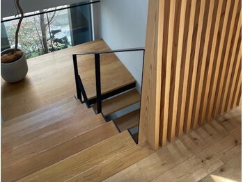 アンドグレース ブロウ 可児店/階段で2階にお上がりください♪