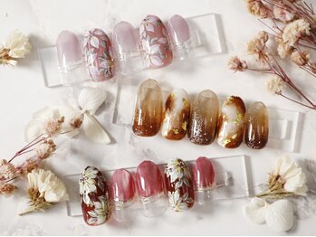 キャンディーネイルズ(Kandy Nails)の写真/手描きアートが人気★高デザイン×高技術で理想の指先に♪個性派まで幅広く対応◎デザイン相談もお任せを！