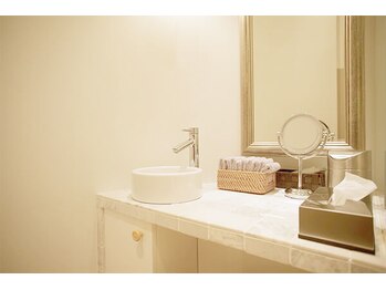 フィックスバー(FIX BAR)/店内にパウダーコーナーを完備