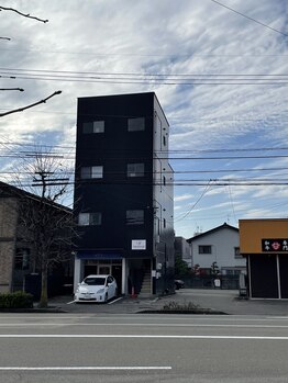 はあとねいる 金沢北安江店/黒色のビルの３Fが当店です